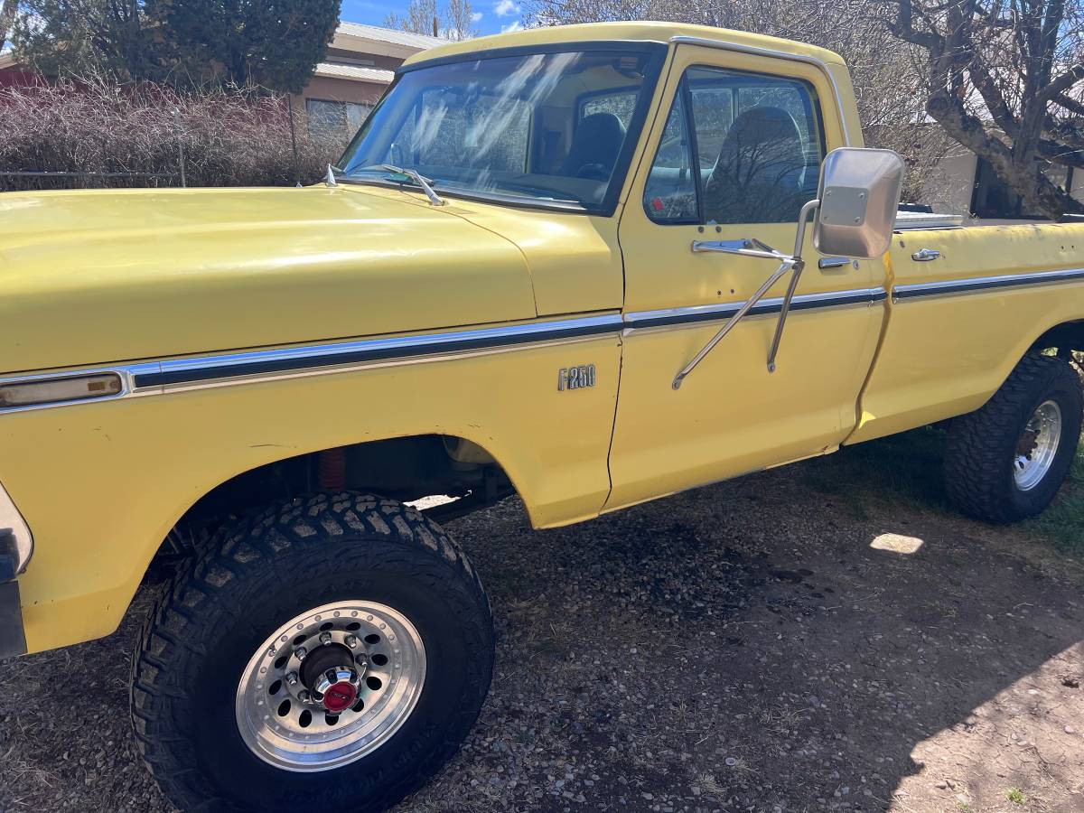 Ford-F-250-1976-yellow