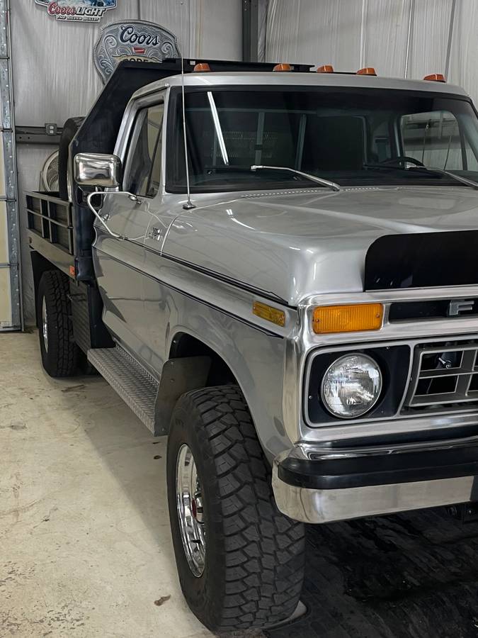 Ford-F-250-1977-silver-1