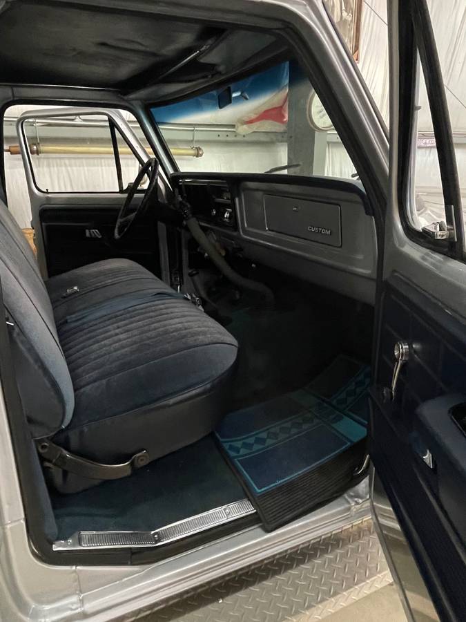 Ford-F-250-1977-silver-4