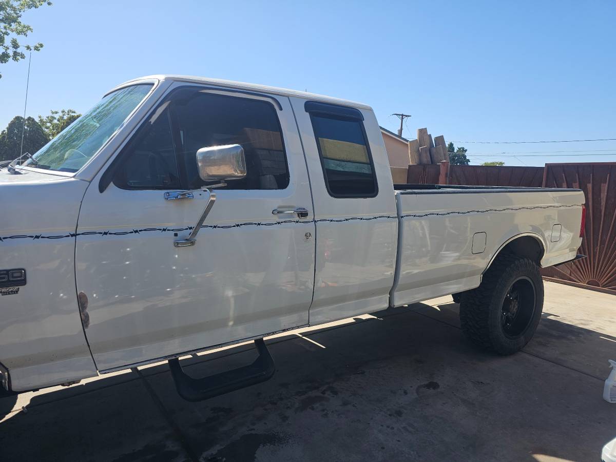 Ford-F-250-diesel-1995-white-1
