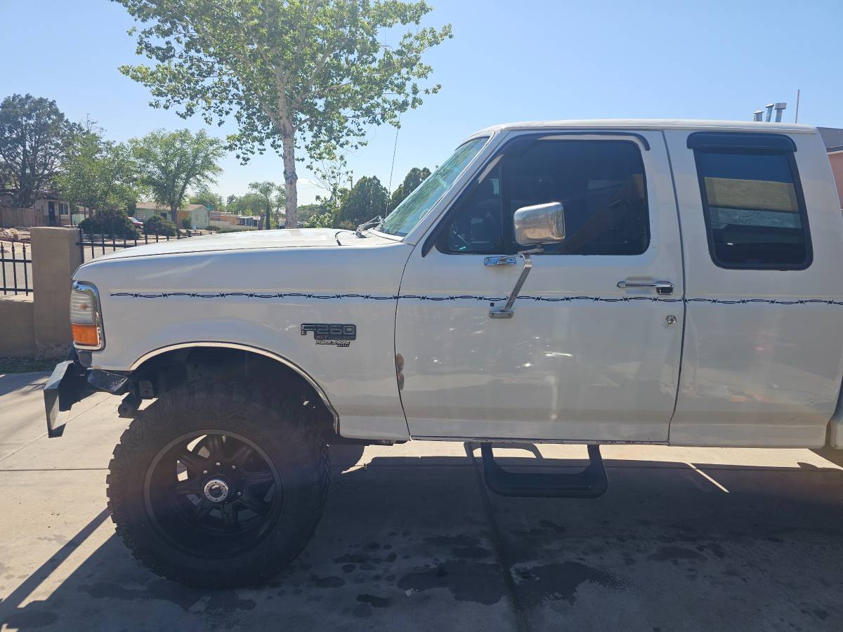Ford-F-250-diesel-1995-white