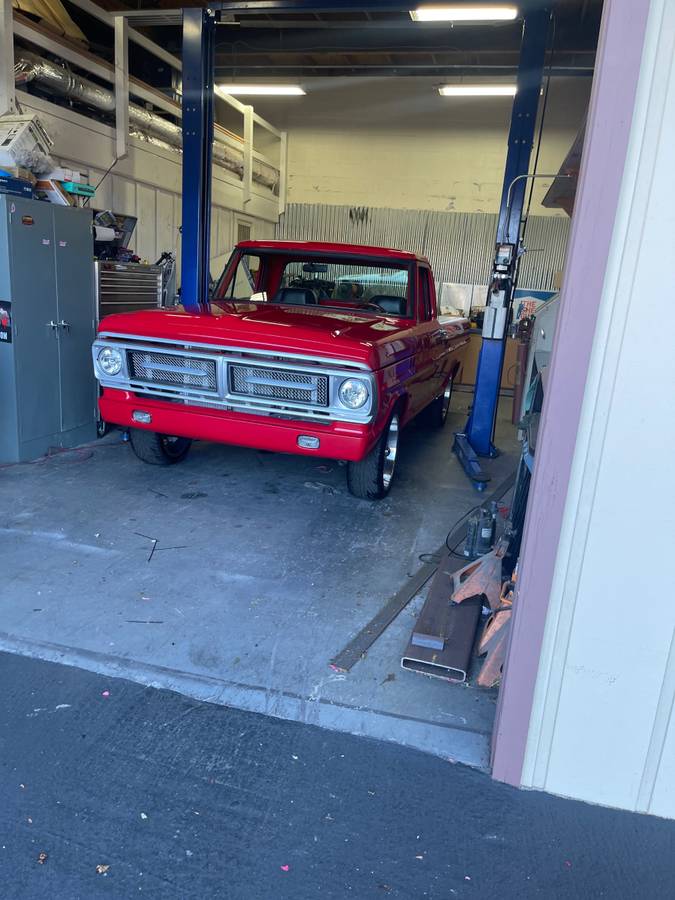 Ford-F100-custom-1972-red