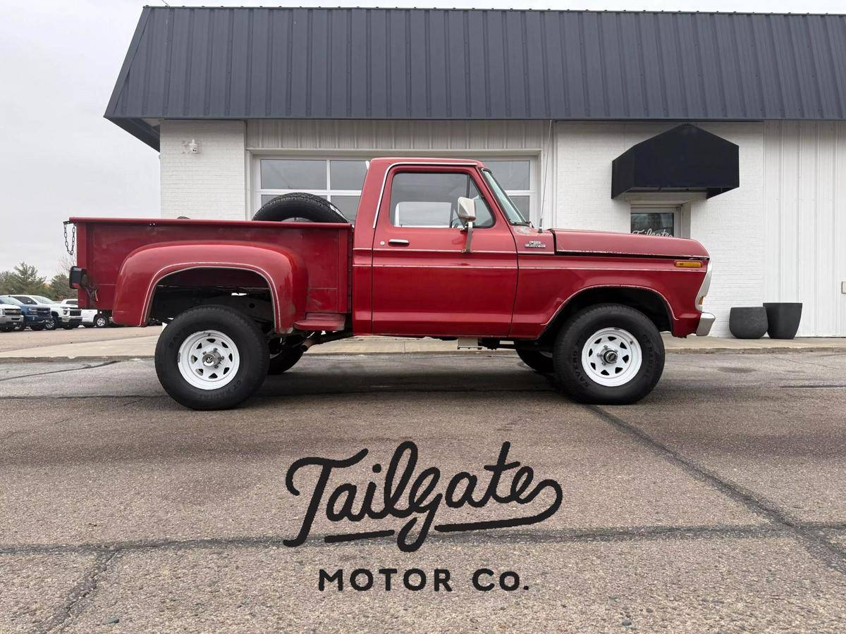 Ford F150  1977 red