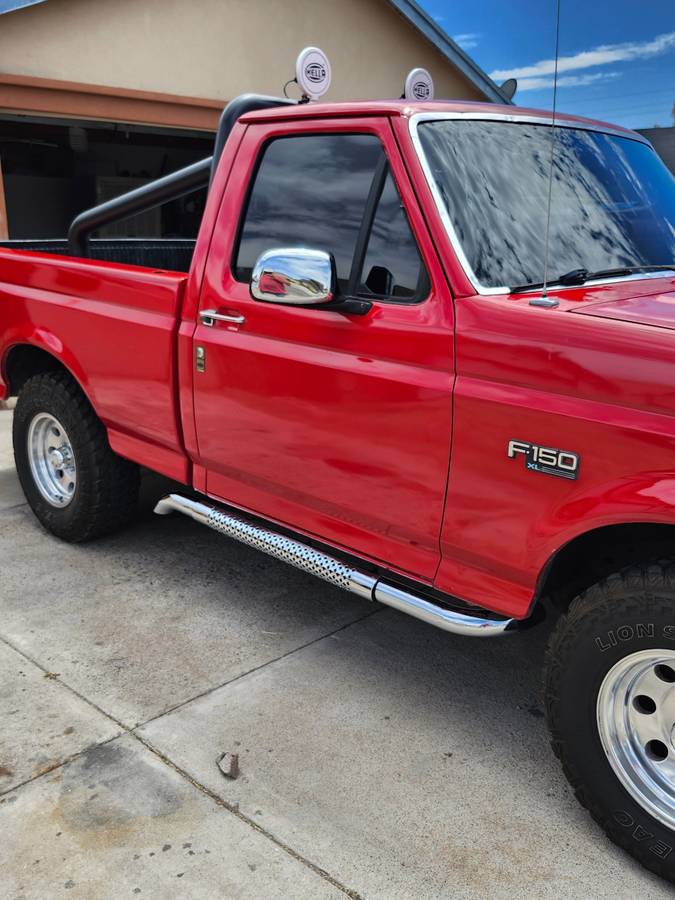 Ford-F150-regular-cab-xl-pickup-1992-red-1