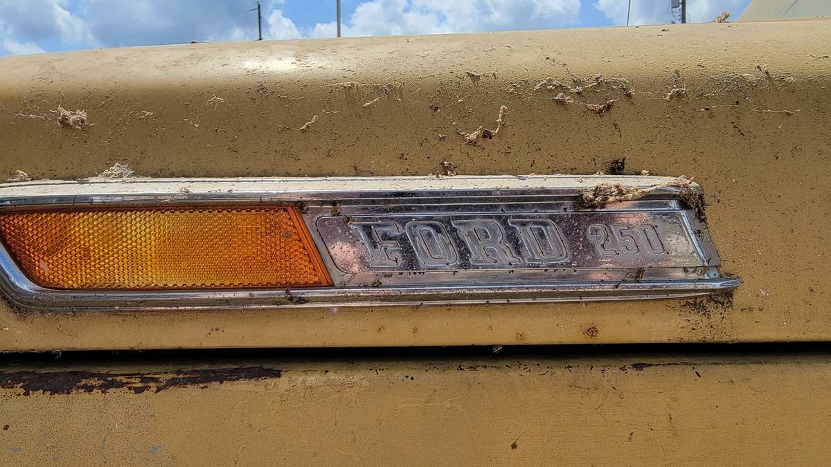 Ford-F250-camper-special-explorer-1972-black-1
