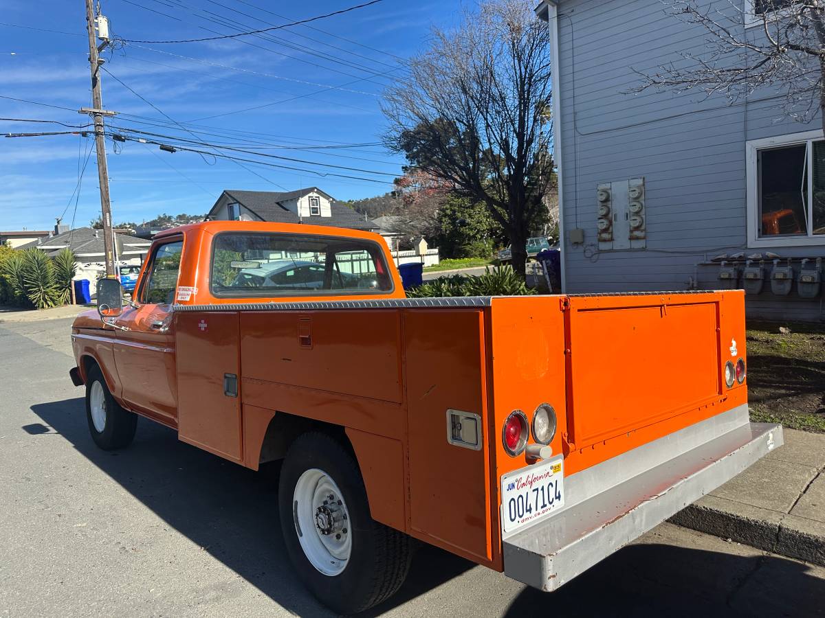 Ford-F250-service-truck-1977-orange-3