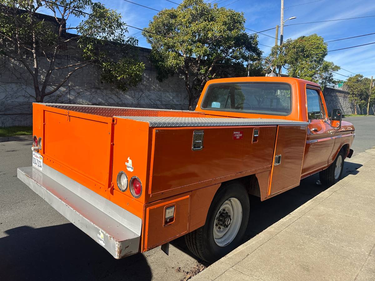 Ford-F250-service-truck-1977-orange-5