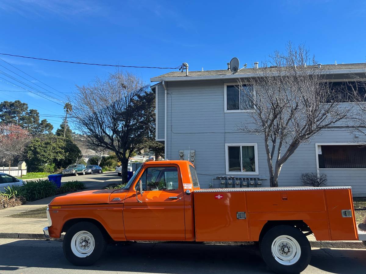 Ford-F250-service-truck-1977-orange