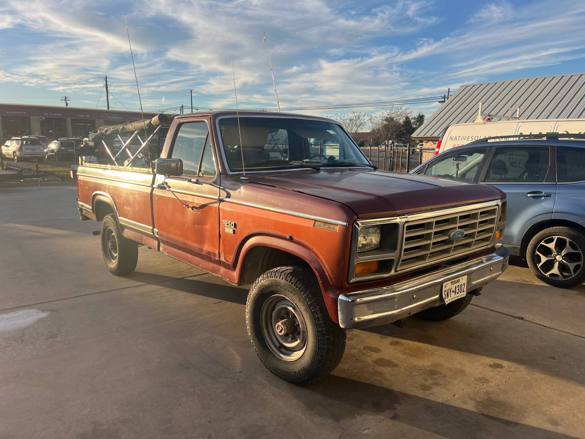 Ford-F250-xlt-diesel-1984-brown-1