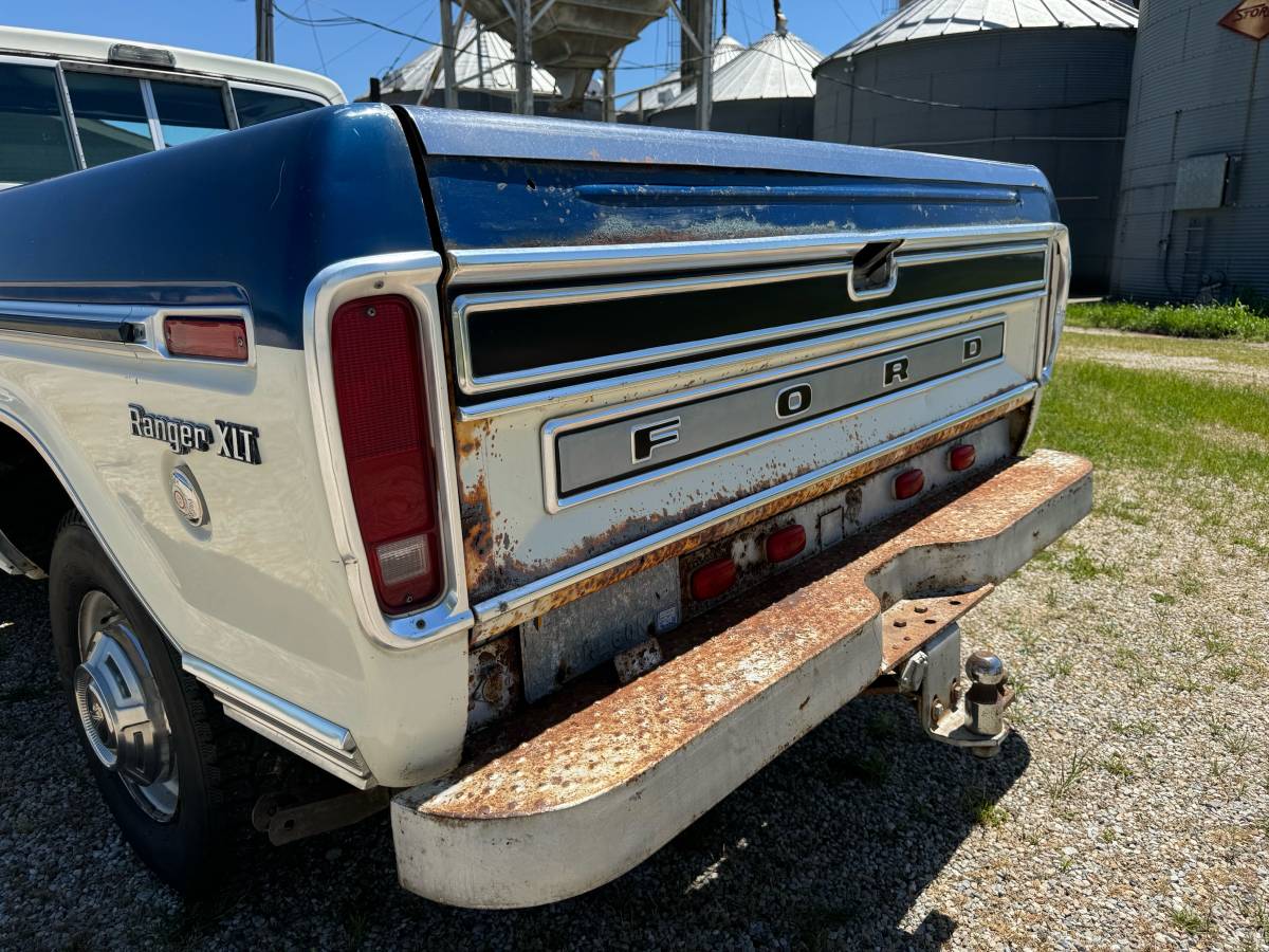 Ford-F350-super-camper-special-1975-blue-13