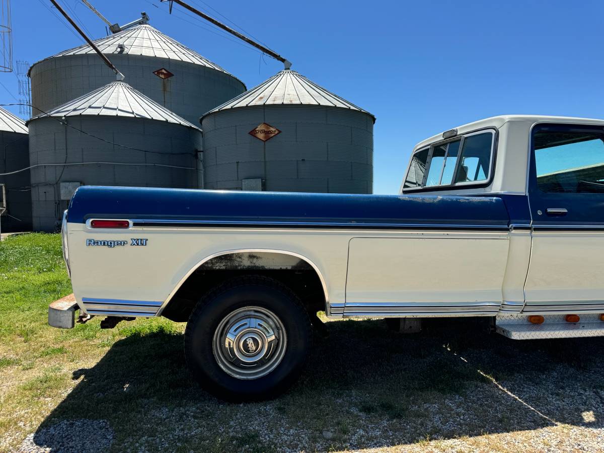 Ford-F350-super-camper-special-1975-blue-16
