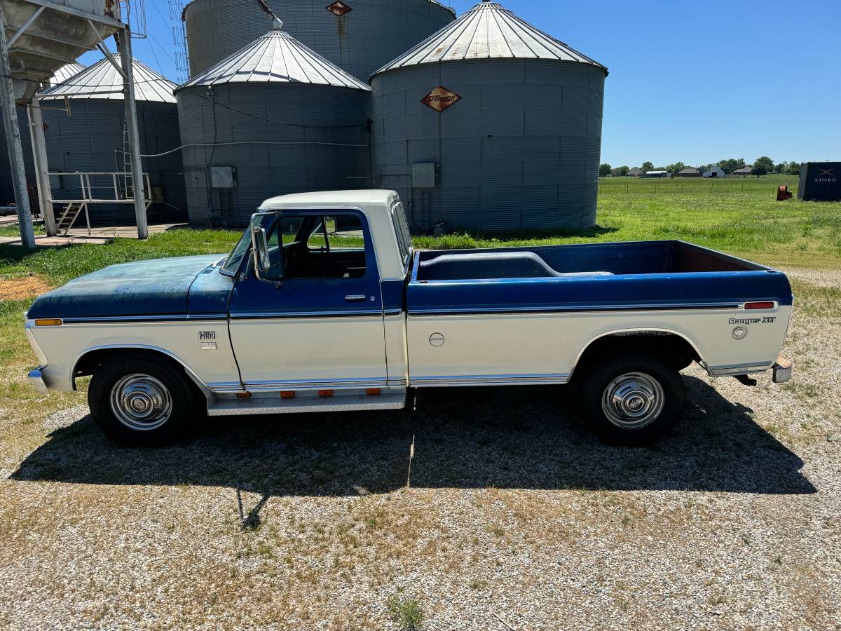 Ford-F350-super-camper-special-1975-blue