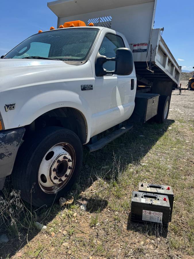 Ford-F550-dump-bed-truck-1991-white