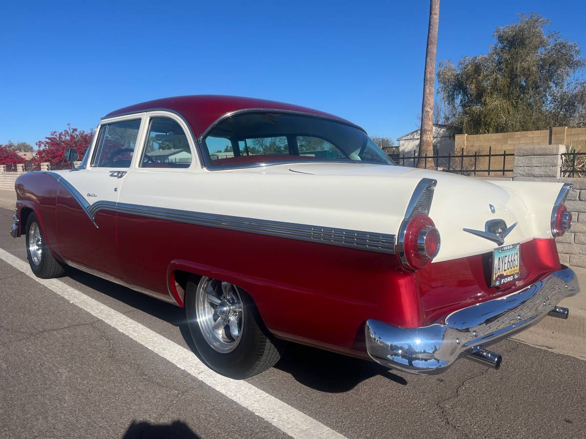 Ford-Fairlane-1956