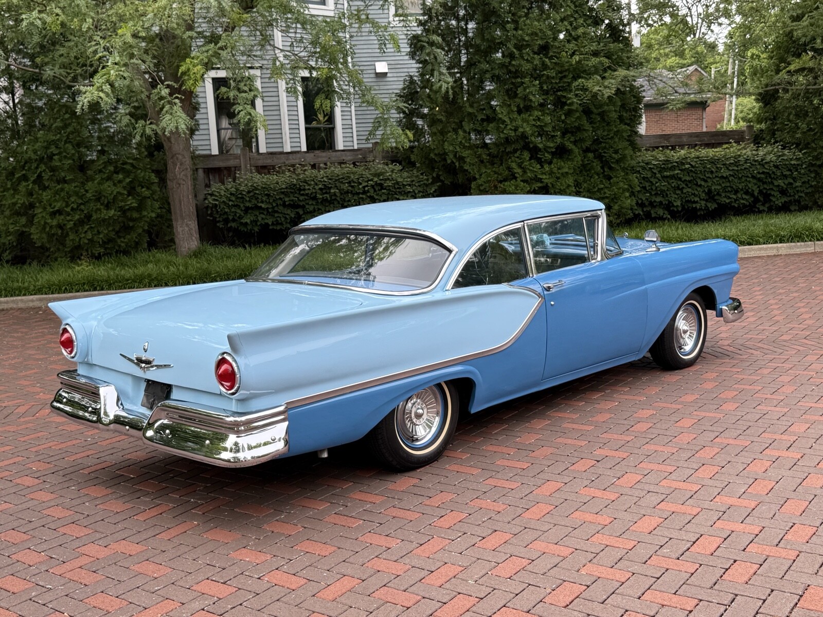 Ford-Fairlane-1957-3