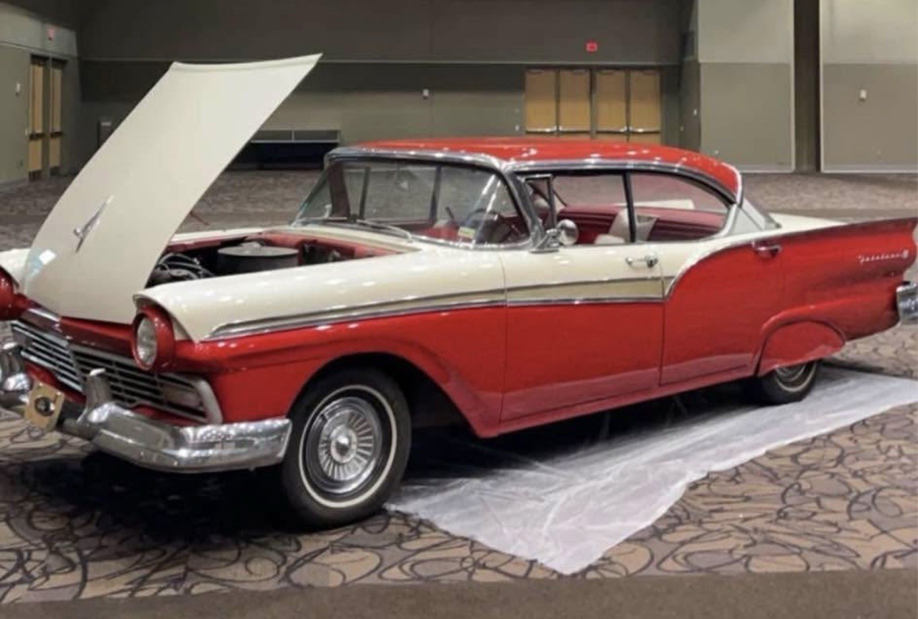 Ford-Fairlane-1957-Sedan-1