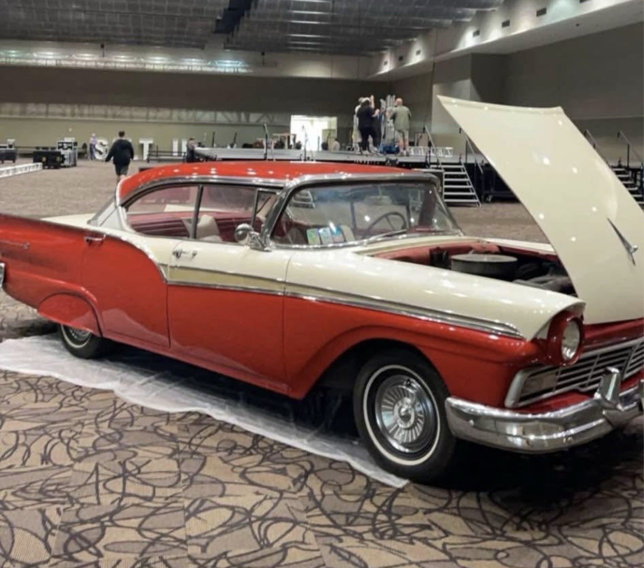 Ford-Fairlane-1957-Sedan