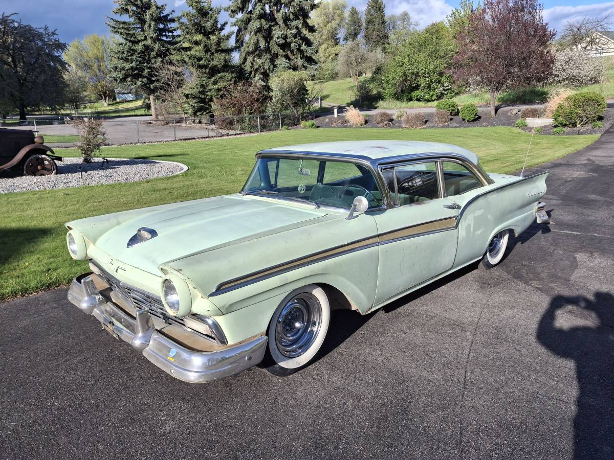 Ford Fairlane 500  1957 green