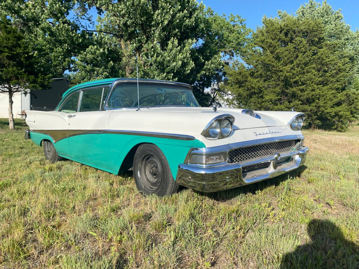 Ford-Fairlane-500-2-dr-hardtop-1958