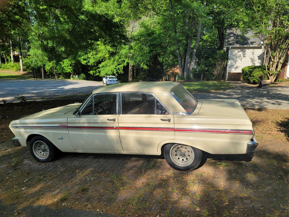 Ford-Falcon-futura-4-door-1965-yellow-6