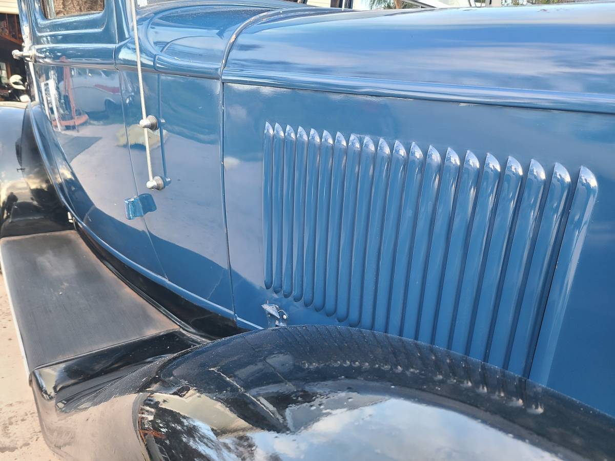 Ford-Five-window-coupe-1932-blue-10
