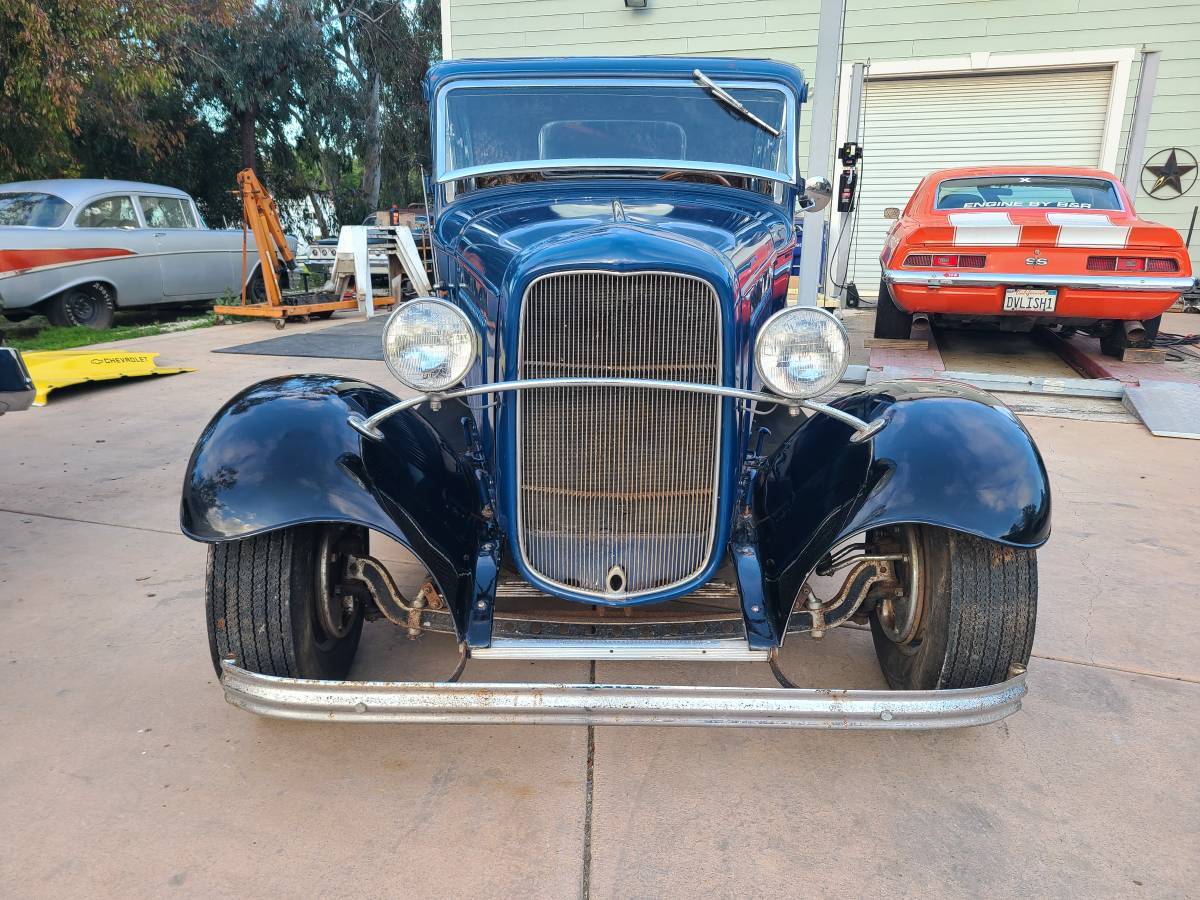 Ford-Five-window-coupe-1932-blue-11