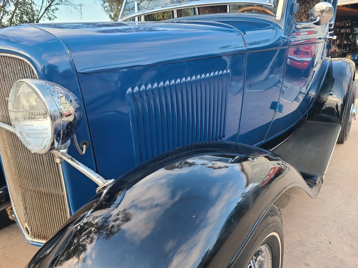 Ford-Five-window-coupe-1932-blue-12