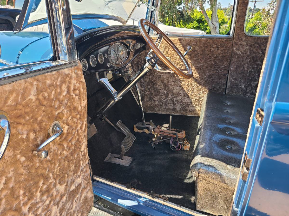 Ford-Five-window-coupe-1932-blue-16