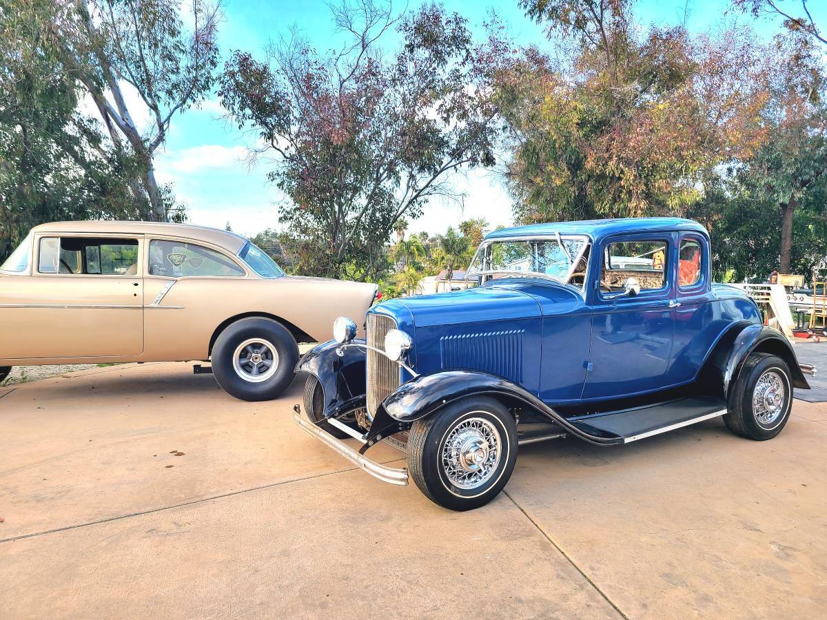 Ford-Five-window-coupe-1932-blue-2