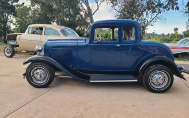 Ford-Five-window-coupe-1932-blue-3