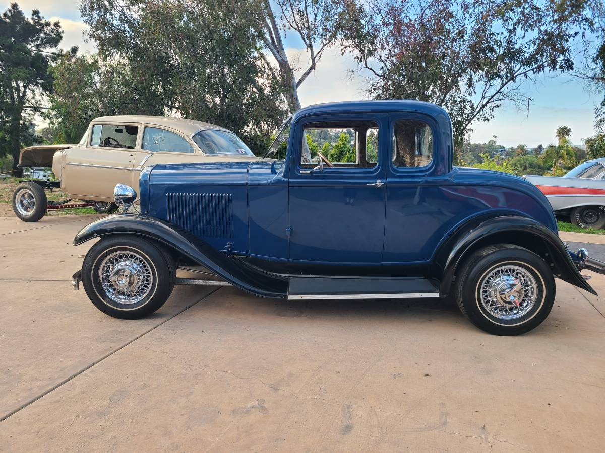 Ford-Five-window-coupe-1932-blue-3