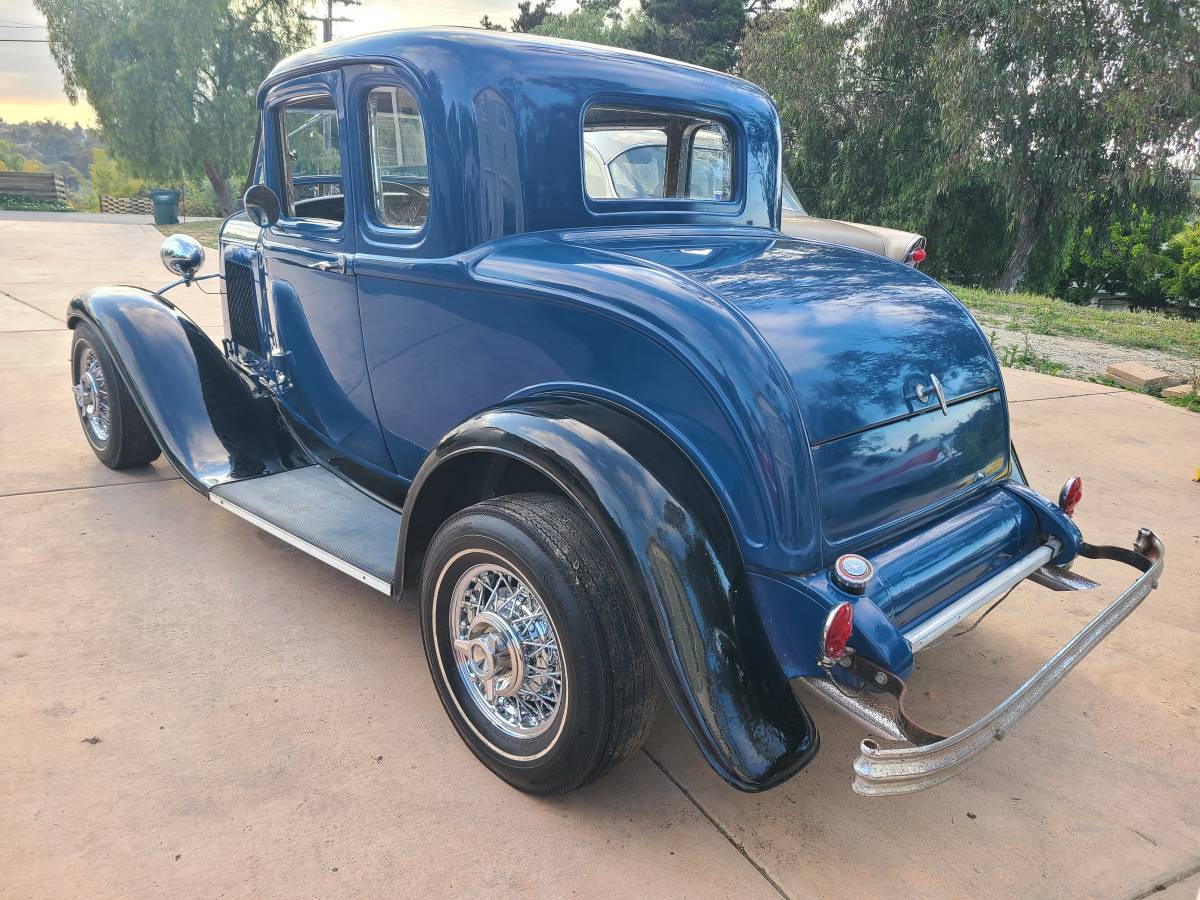 Ford-Five-window-coupe-1932-blue-4