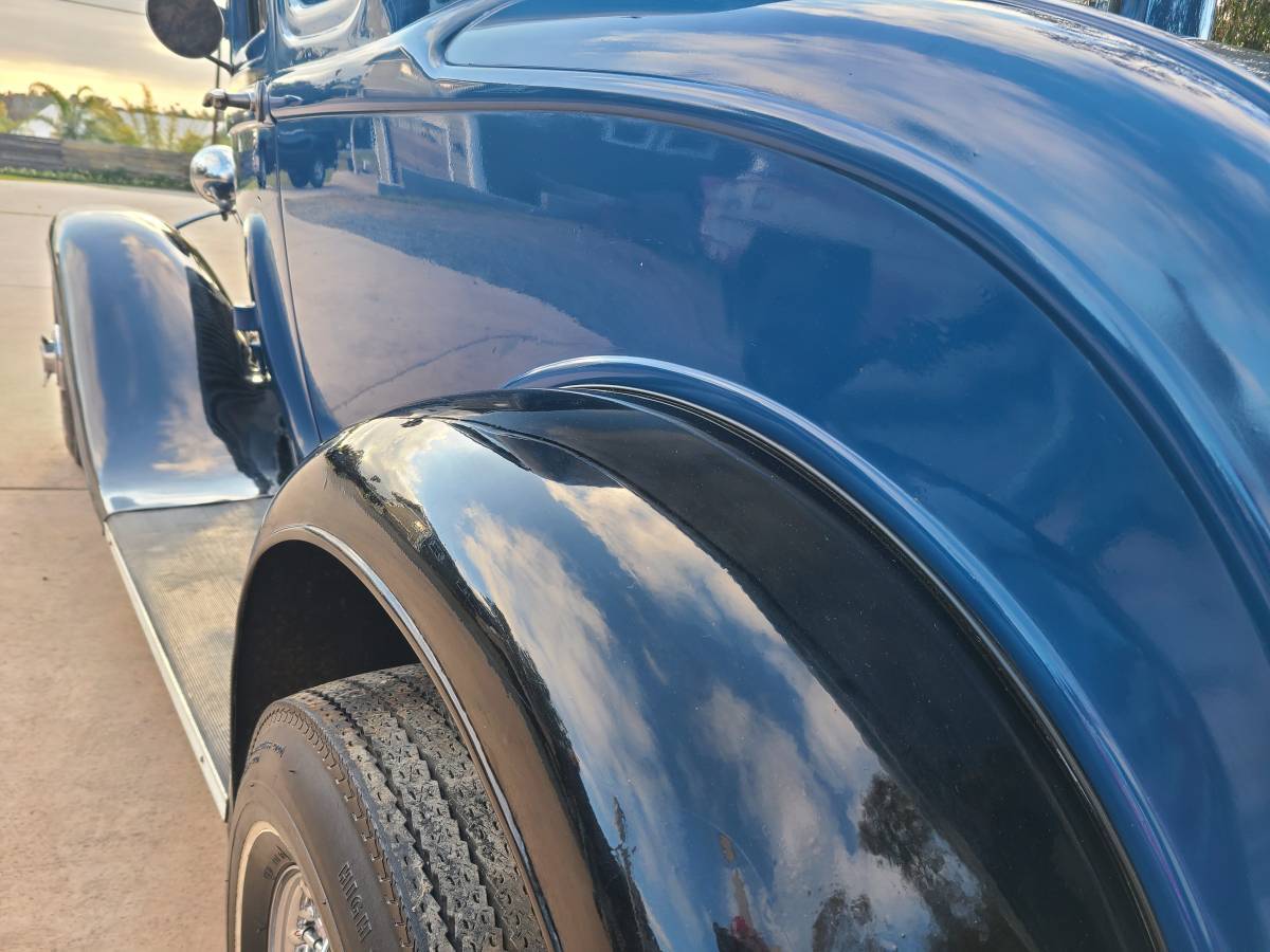 Ford-Five-window-coupe-1932-blue-5