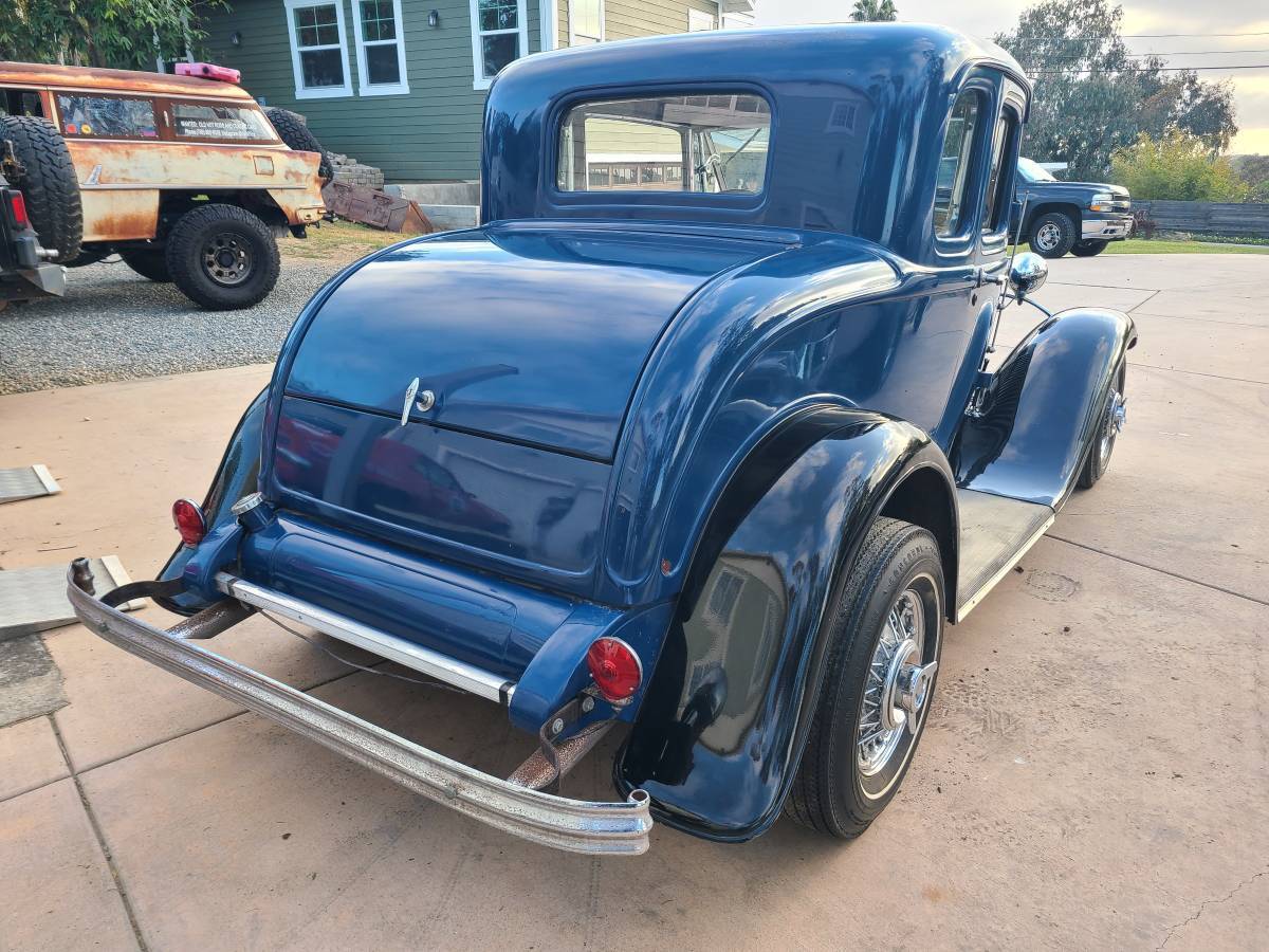 Ford-Five-window-coupe-1932-blue-7