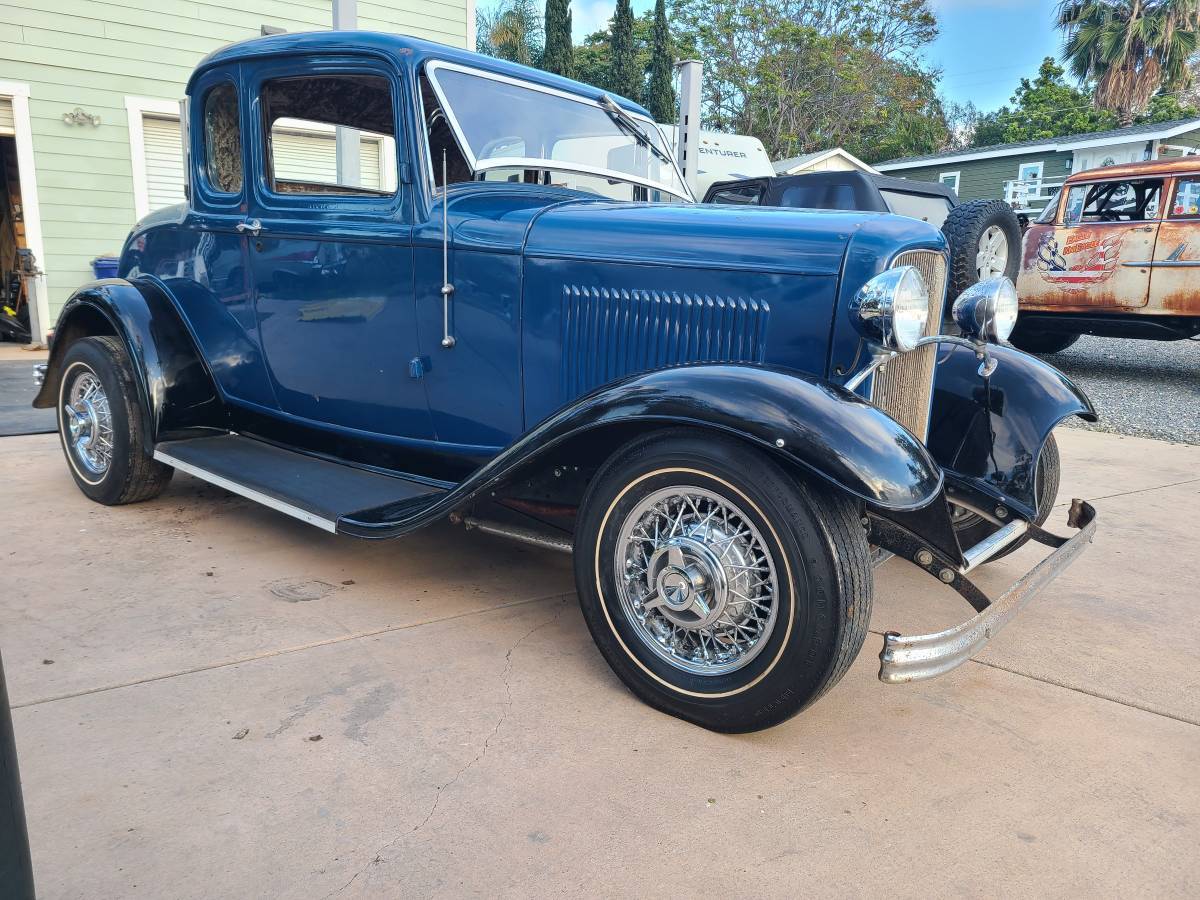 Ford-Five-window-coupe-1932-blue-8