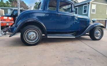 Ford-Five-window-coupe-1932-blue-9