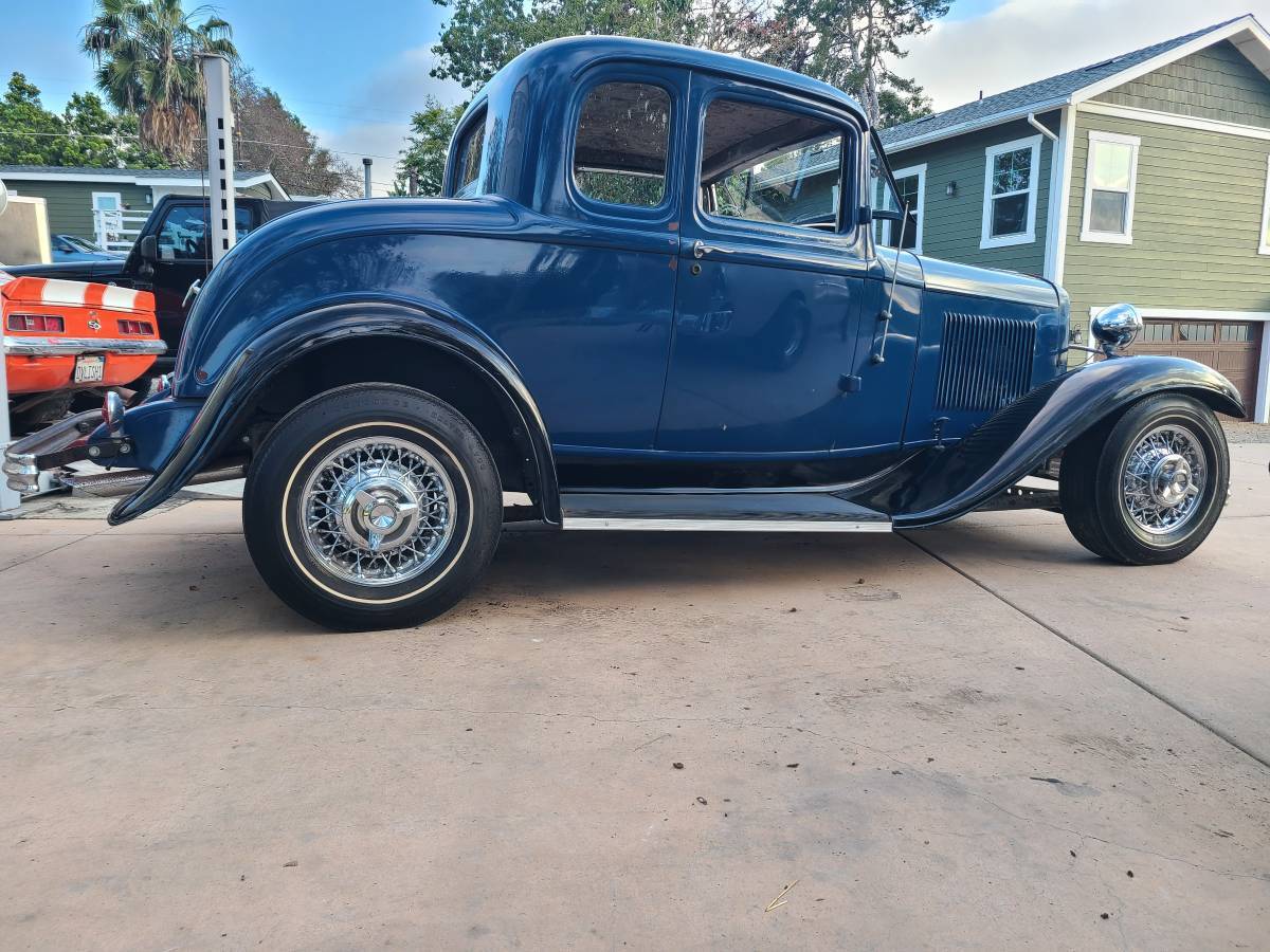 Ford-Five-window-coupe-1932-blue-9
