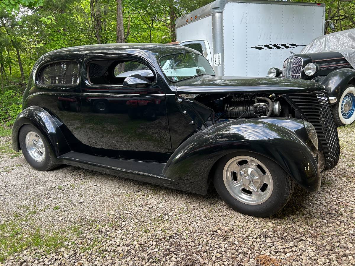 Ford-Hump-back-sedan-1937-1