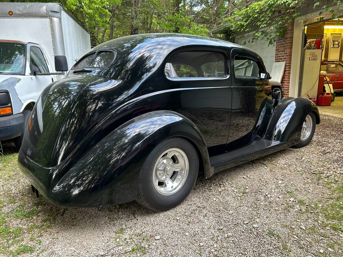 Ford-Hump-back-sedan-1937-2