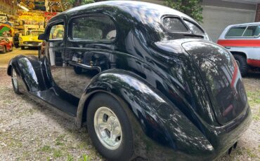 Ford-Hump-back-sedan-1937-3