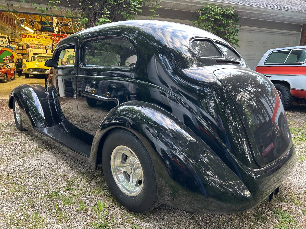 Ford-Hump-back-sedan-1937-3