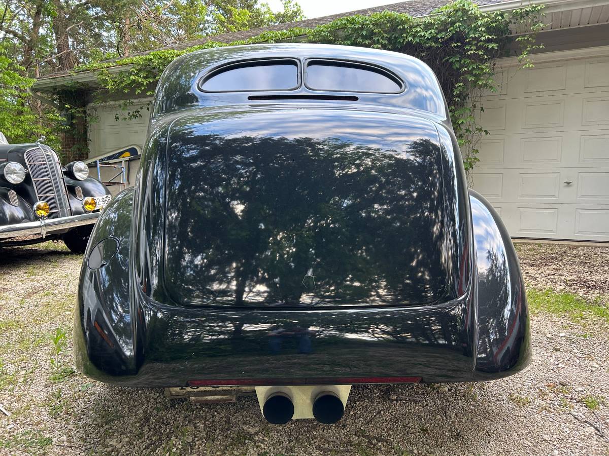 Ford-Hump-back-sedan-1937-4