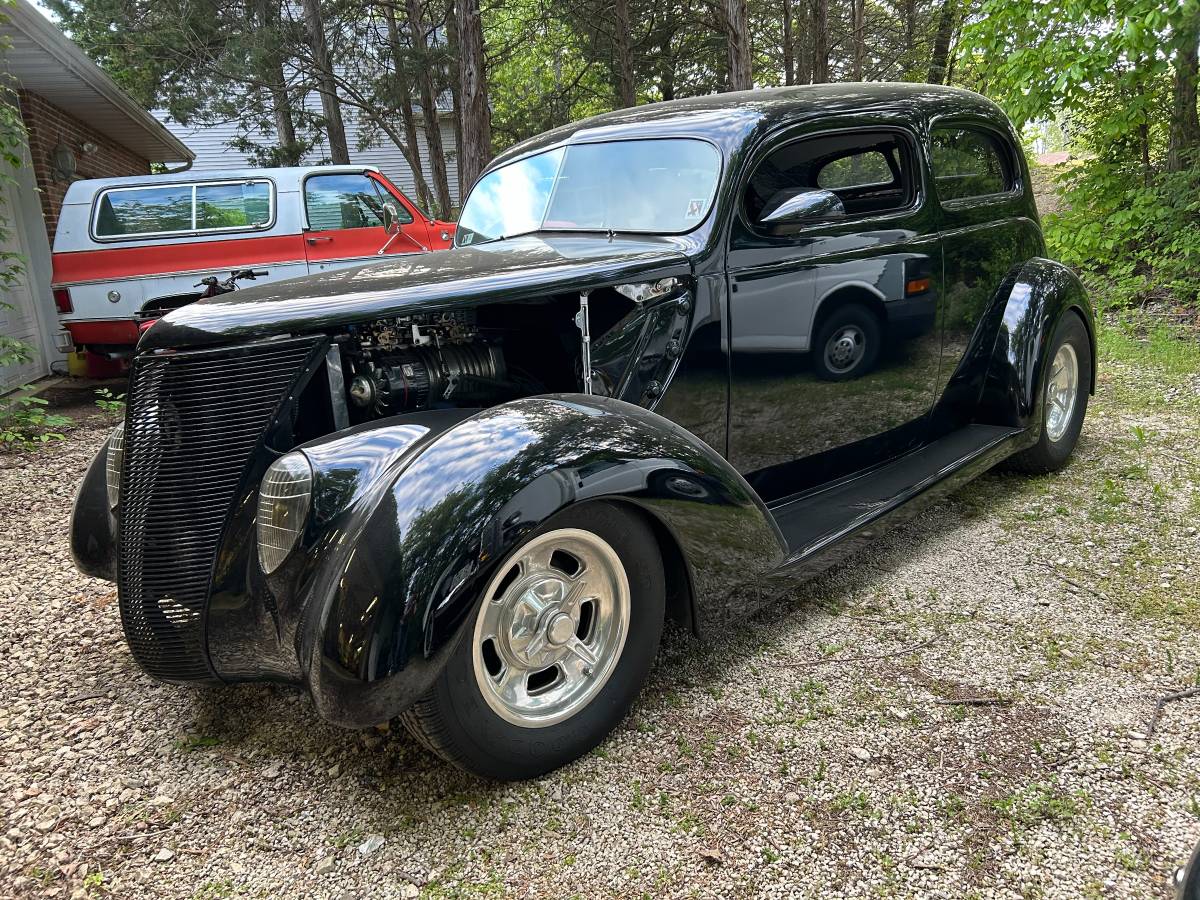 Ford-Hump-back-sedan-1937