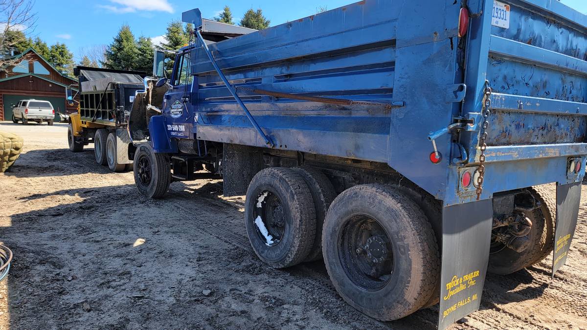 Ford-L9000-diesel-1989-blue-1