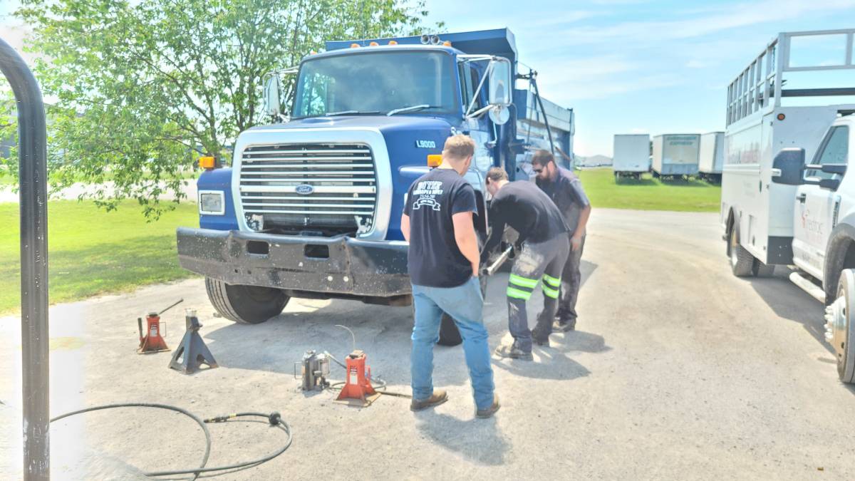 Ford-L9000-diesel-1989-blue-8