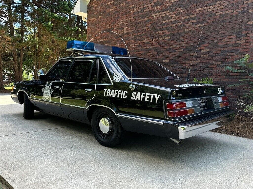 Ford-LTD-1984-18