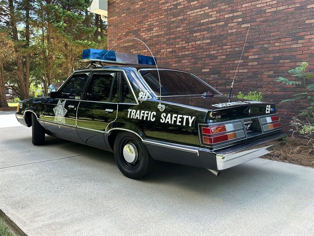 Ford-LTD-1984-19