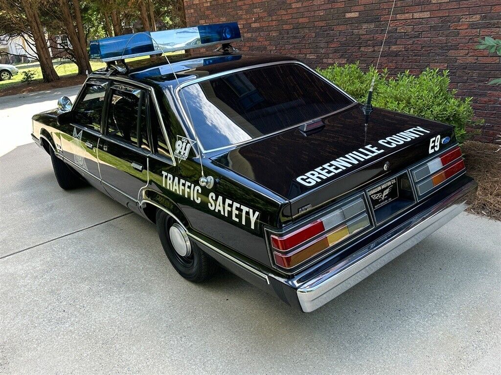 Ford-LTD-1984-21