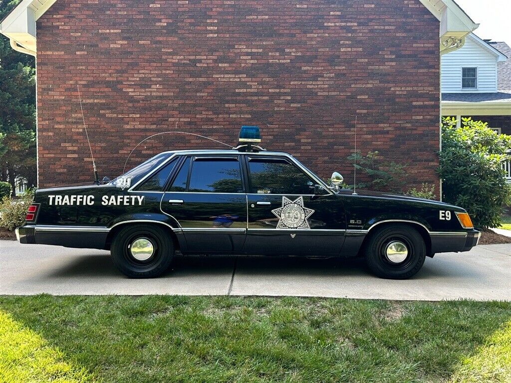 Ford-LTD-1984-26