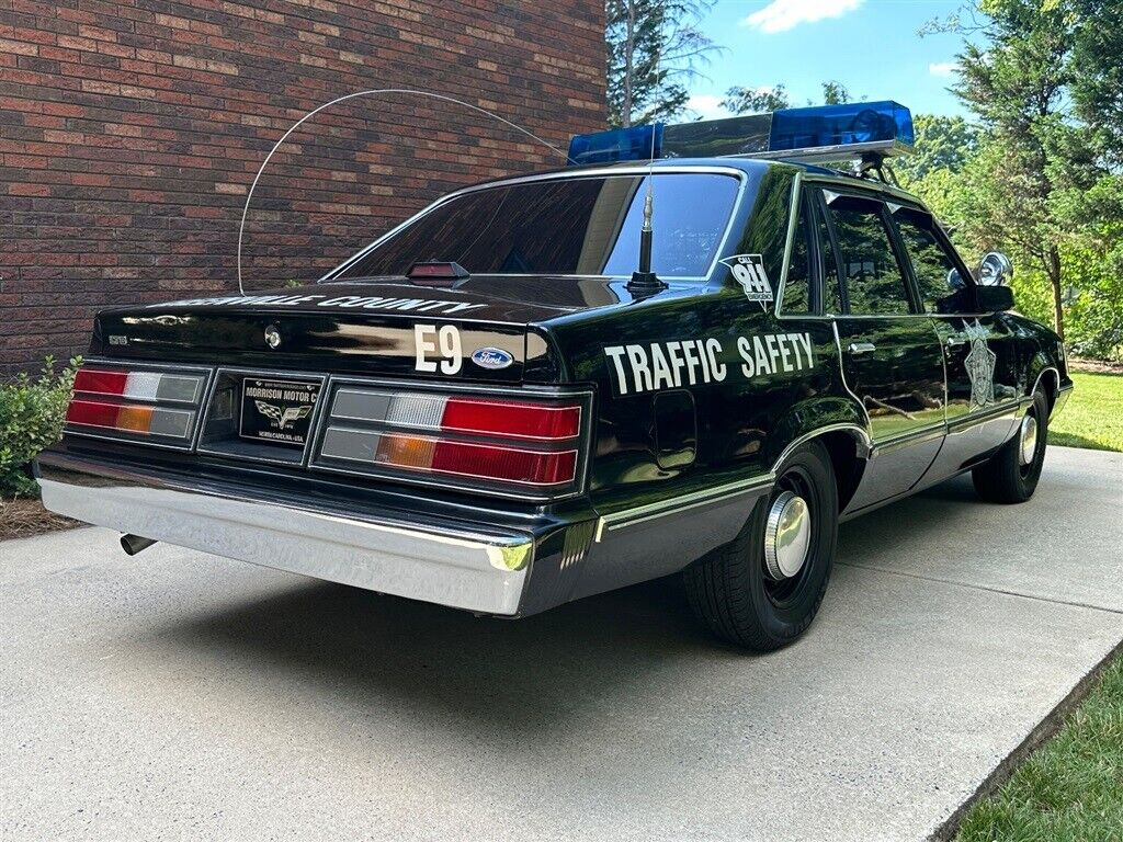 Ford-LTD-1984-28